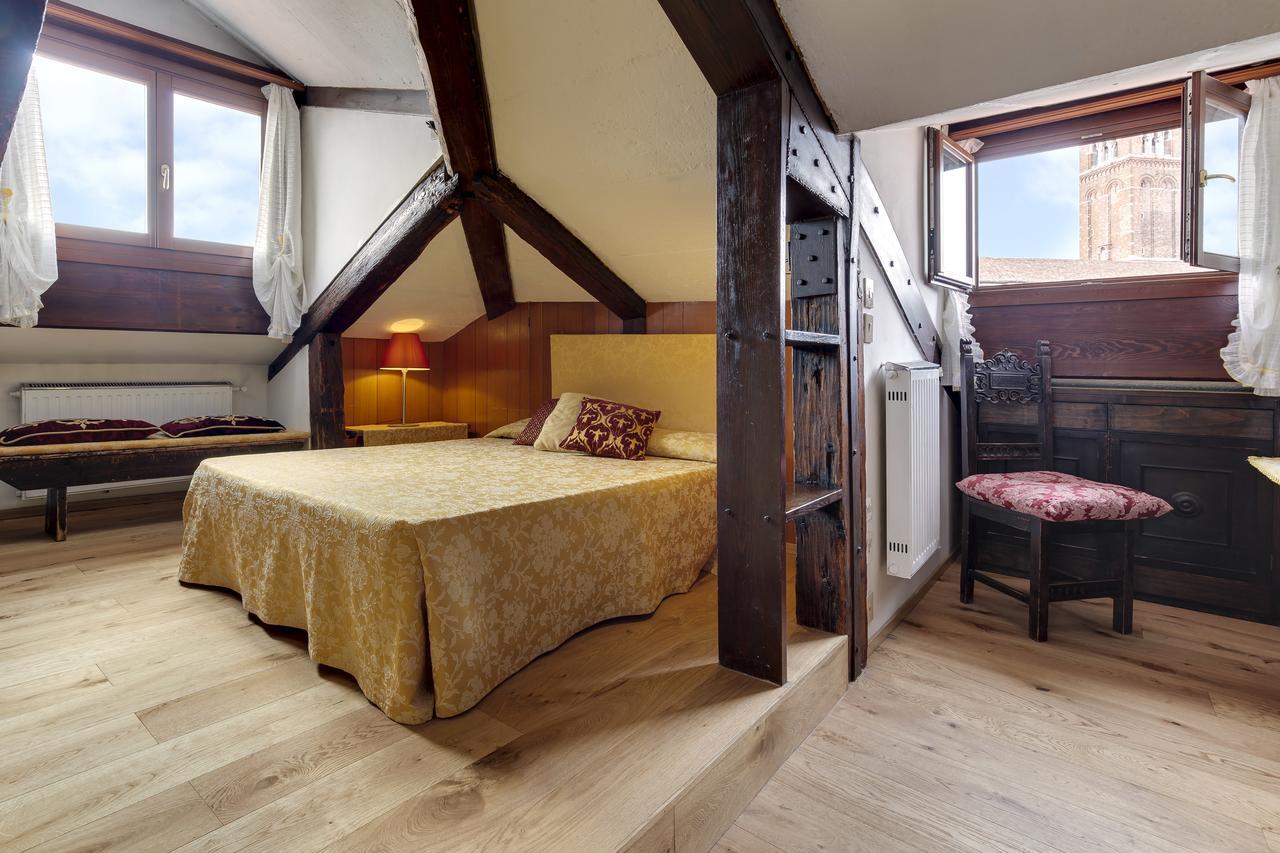 Ca' Badoer Attic Apartment Venesia Bagian luar foto